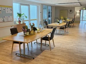 Aufenthalt, Foyer mit Tisch und Stühlen